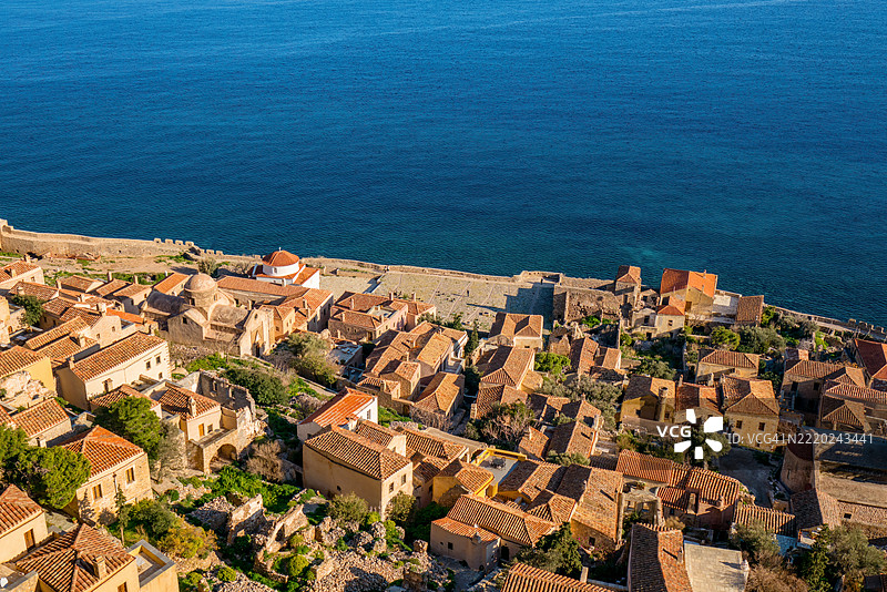 希腊拉科尼亚的莫尼姆瓦西亚岛历史悠久的石屋和教堂图片素材