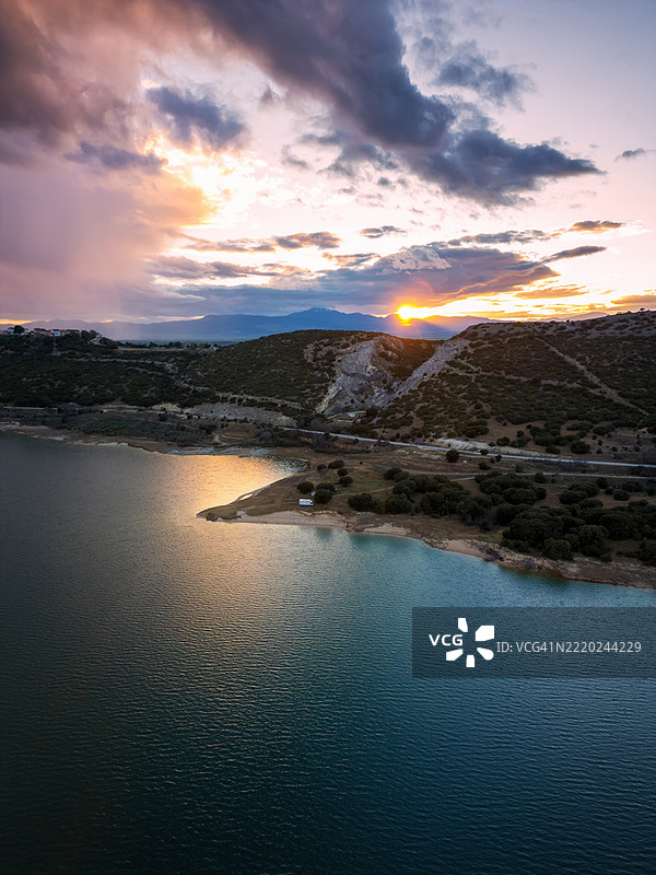 日落时分，希腊马其顿科扎尼的波利菲托湖及山脉的无人机航拍景观图片素材
