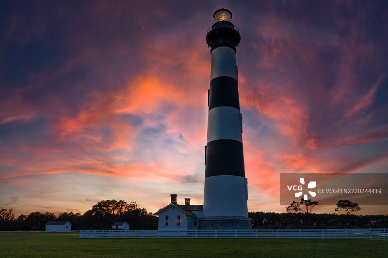 博迪岛灯塔在戏剧性的日落中图片素材