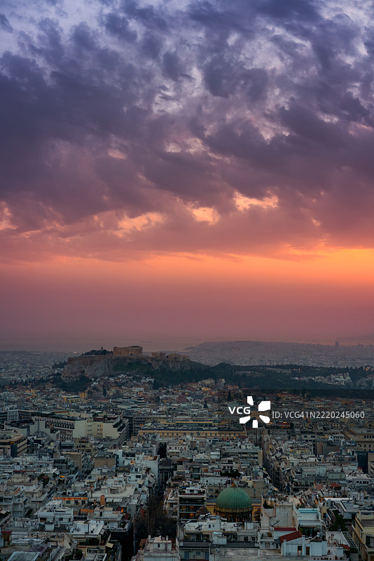 雅典，希腊，从利卡维多斯山观景点俯瞰日落时分的帕台农神庙和雅典卫城图片素材