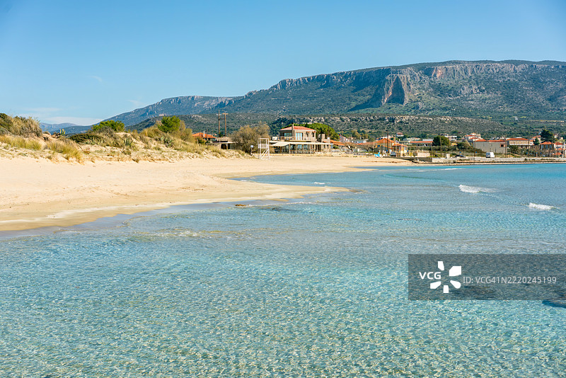希腊伯罗奔尼撒南部卡拉沃斯塔西的普利特拉海滩，碧蓝的海水图片素材