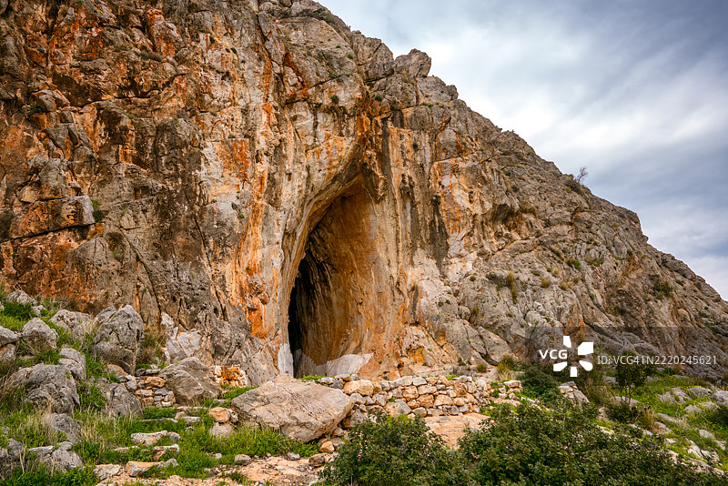 希腊埃拉福尼索斯岛的洞穴，橙色岩石涂成白色图片素材