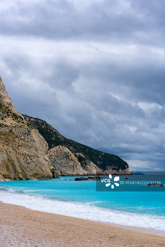 波尔图卡茨基海滩，碧蓝的海水在阴天，莱夫卡达岛，爱奥尼亚群岛，希腊群岛，希腊图片素材