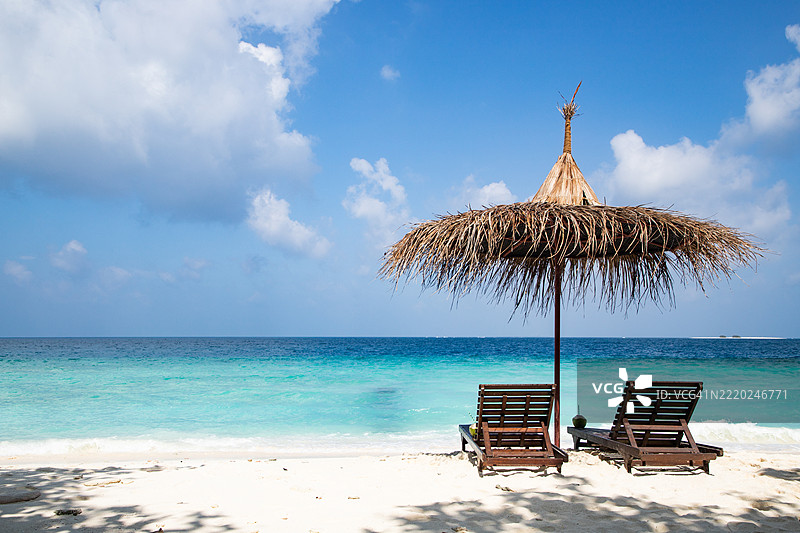 马尔代夫印度洋美丽热带海滩上的沙滩椅图片素材