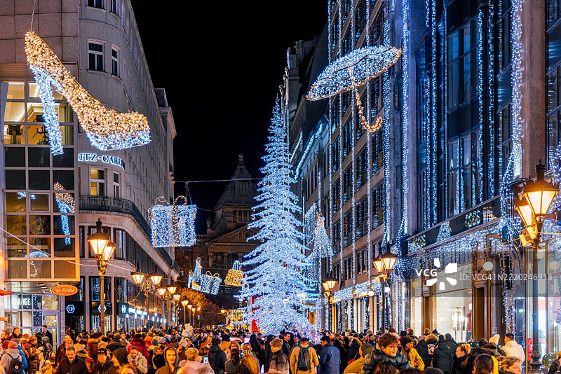 冬季布达佩斯时尚街的圣诞树和装饰品图片素材