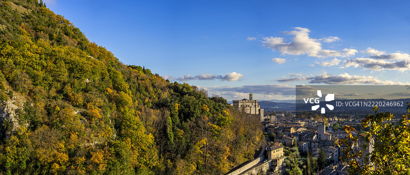日落时分的贡比奥市领事宫，翁布里亚，意大利图片素材