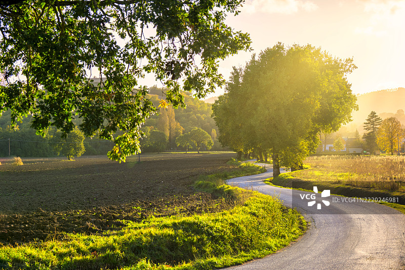 意大利翁布里亚州古比奥的阿佩宁山日落景色图片素材