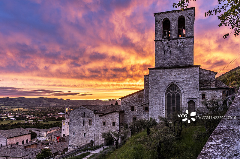 古比奥，翁布里亚，意大利的领事宫和大教堂在日落时分图片素材
