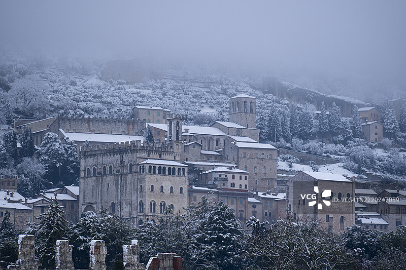 意大利翁布里亚州古比奥的领事宫（Palazzo dei Consoli）被雪覆盖图片素材