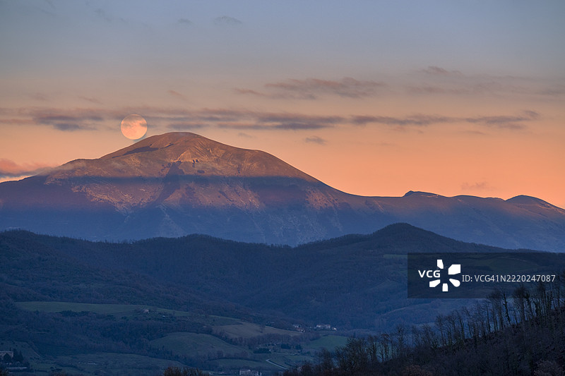 意大利翁布里亚州古比奥的蒙特库科日落景色图片素材