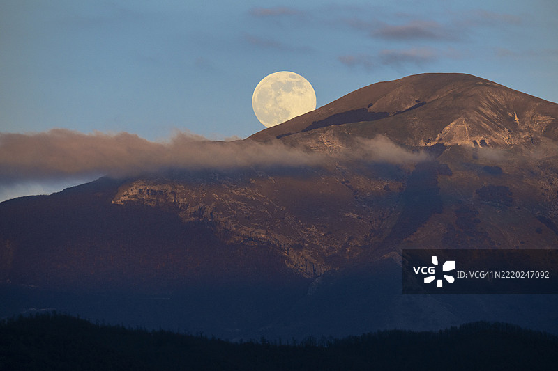 意大利翁布里亚州古比奥的蒙特库科日落景色图片素材