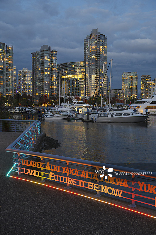 秋季的虚溪步行滨水区，耶鲁镇社区，温哥华市中心，不列颠哥伦比亚省，加拿大图片素材