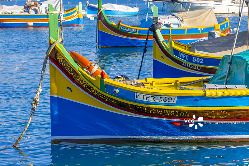 马尔萨什洛克港口的五彩斑斓的卢兹船，船头有奥西里斯之眼图片素材