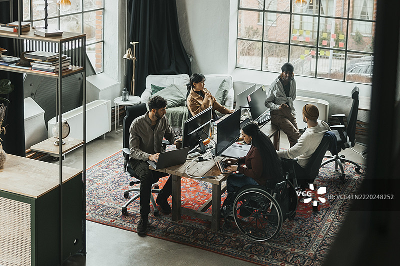 一组男女企业家在办公室使用电脑工作图片素材