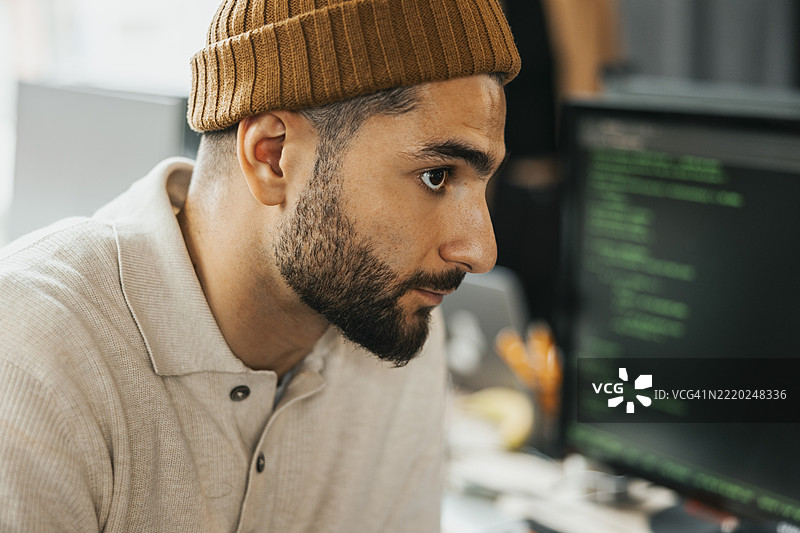 专注的男性企业家在科技初创公司办公室思考图片素材