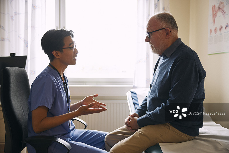 医生在诊所与患者进行讨论图片素材