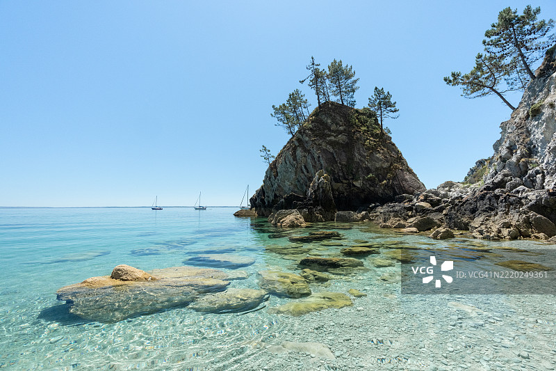 圣赫尔诺特的悬崖、松树和碧绿的海水，克罗宗半岛图片素材