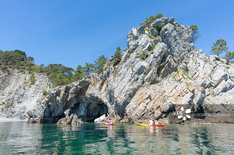 圣赫尔诺特的悬崖、松树和碧绿色海水，克罗宗半岛图片素材
