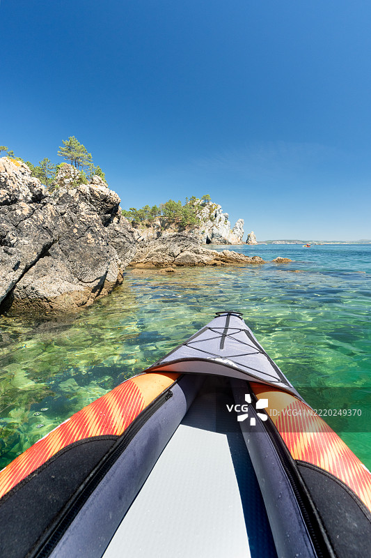 从皮划艇上看到的圣埃尔诺的悬崖、松树和碧绿色水域图片素材