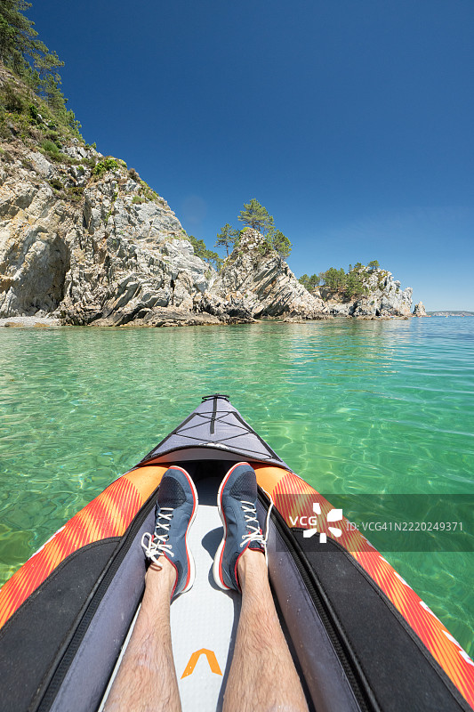从皮划艇上看到的圣埃尔诺的悬崖、松树和碧绿的海水图片素材