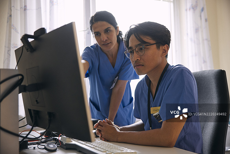 医生在诊所里通过电脑进行讨论图片素材