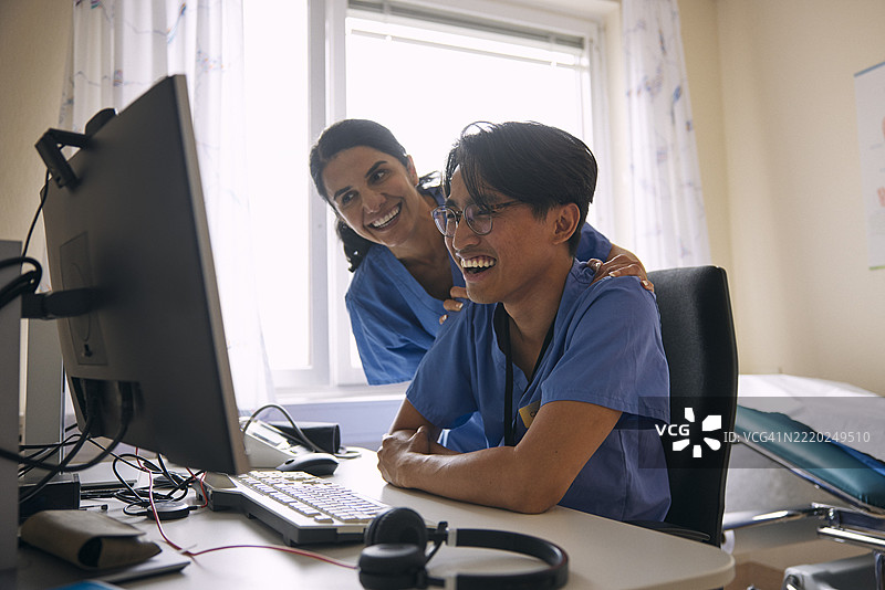 快乐的医生在诊所通过电脑视频通话交流图片素材