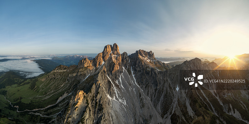 日出时分，达赫施泰因山脉的空中视角，俯瞰戈绍卡姆。图片素材