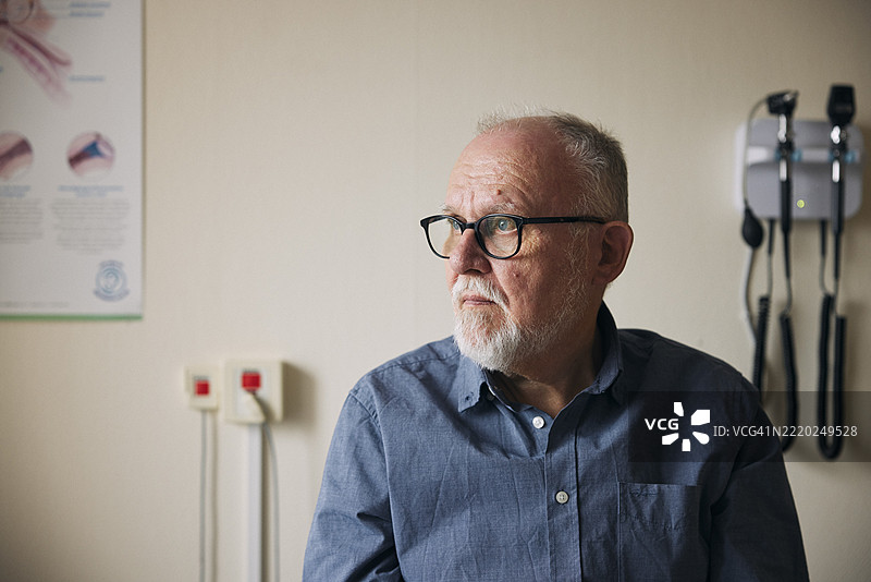 在医疗诊所中深思的老年男性图片素材