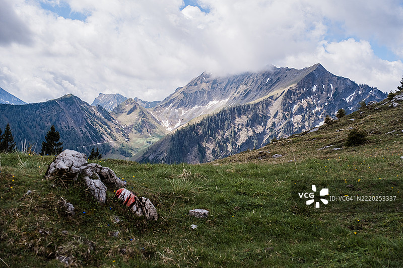 卡尔文德尔山脉在部分多云的日子里的广角镜头图片素材