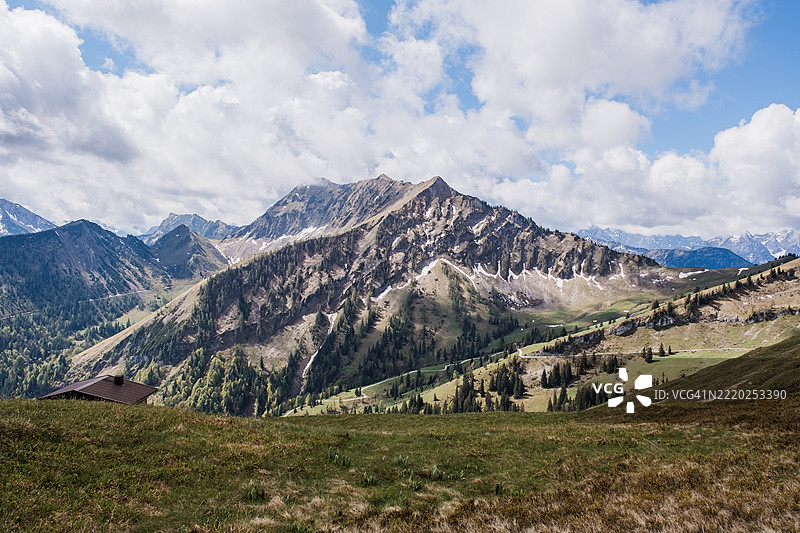 卡尔文德尔山脉在部分多云的日子里的广角镜头图片素材