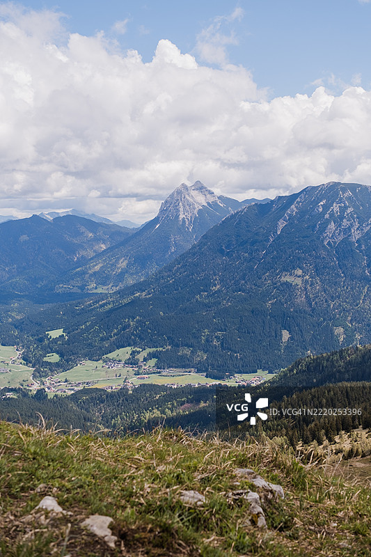 从霍赫普拉特峰俯瞰阿亨湖周围的山脉景观，天空部分多云。图片素材