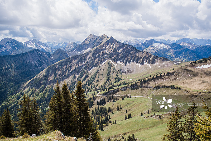 卡尔文德尔山脉在部分多云的日子里的广角镜头图片素材