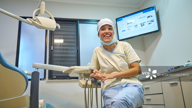 自信的年轻牙医在知名的儿童牙科诊所的肖像图片素材