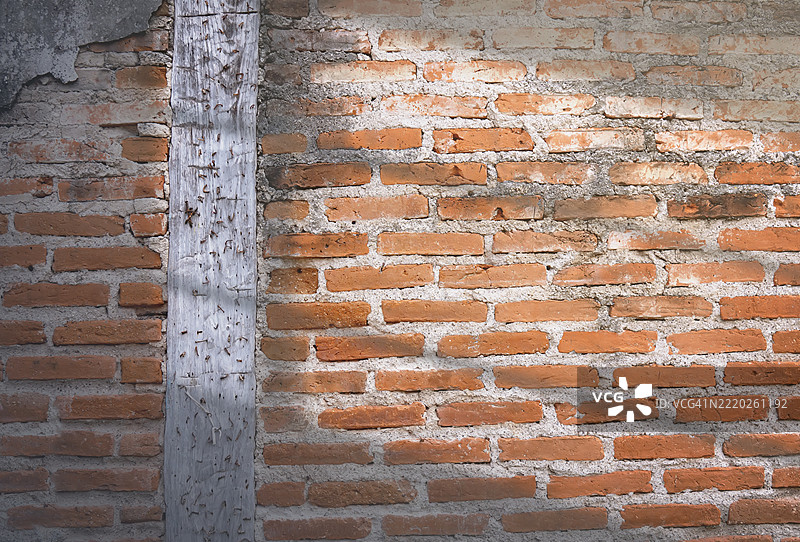 阳光与阴影映照在乡村砖墙上图片素材