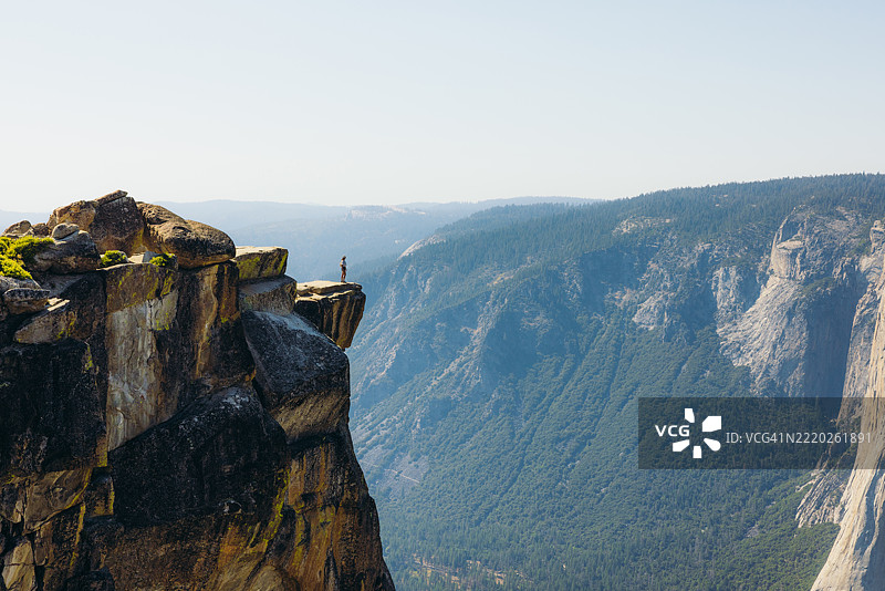 一个人从高处欣赏优美壮观的优胜美地山谷全景图片素材