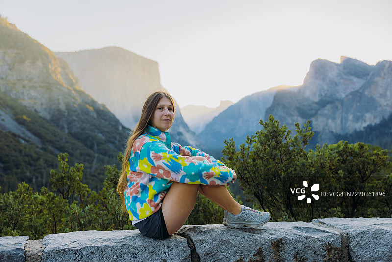 女人欣赏优胜美地山谷的壮丽日出图片素材