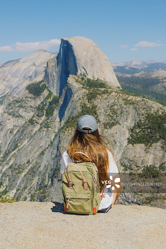 旅客从高处欣赏优胜美地国家公园的全景山景图片素材