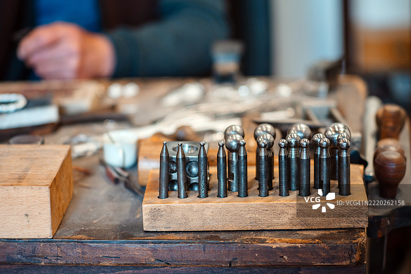 金匠工具特写放在工作台上图片素材