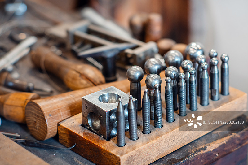 金匠工具特写放在工作台上图片素材