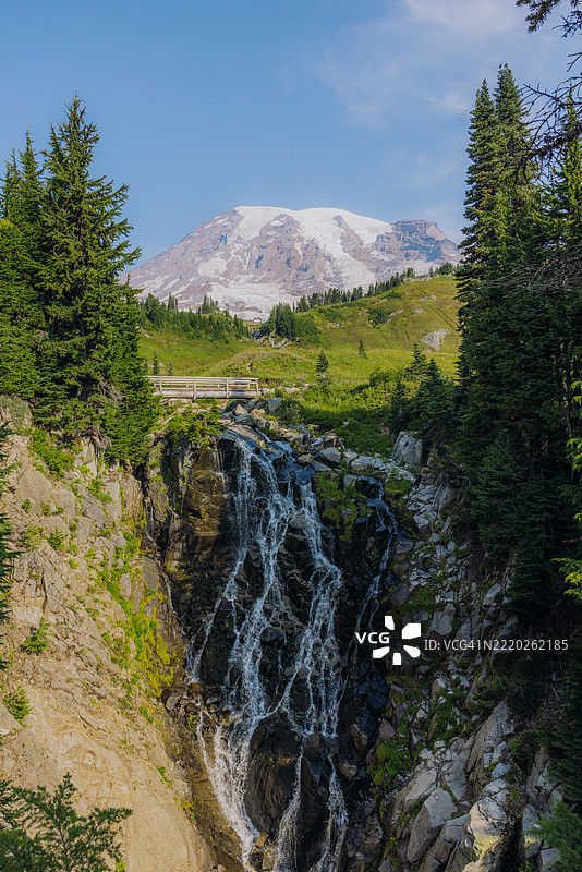 雷尼尔山和美特尔瀑布的壮丽夏季风景图片素材