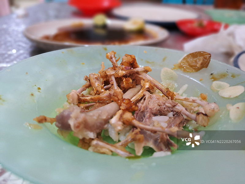 剩菜：盘子上的一堆青蛙骨头图片素材