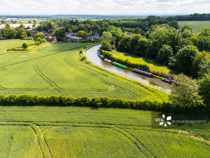 布里奇沃特运河弯道上的狭窄船图片素材