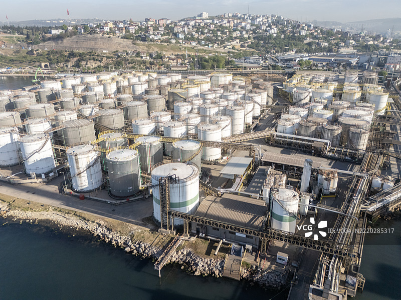 工业建筑、储罐、管道和烟囱的网络。鸟瞰图。图片素材