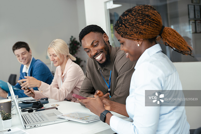 多元化的年轻商务人士合作图片素材