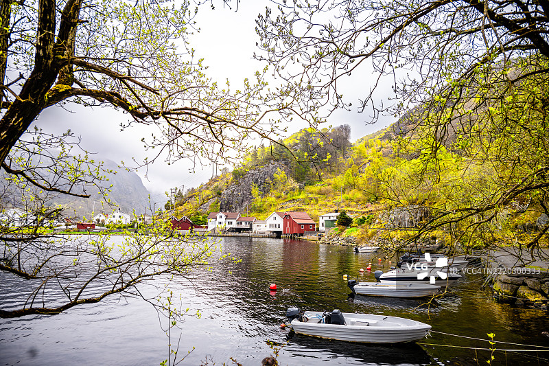 春天来了，我们想去偏远的地方旅行。我们可以租一艘船去钓鱼或从海边欣赏风景。图片素材