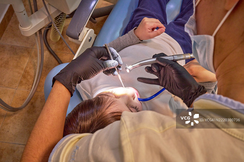 儿童牙科诊所的专业牙齿修复工作图片素材