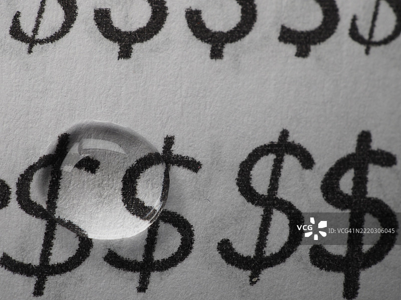 为雨天保护的资金图片素材