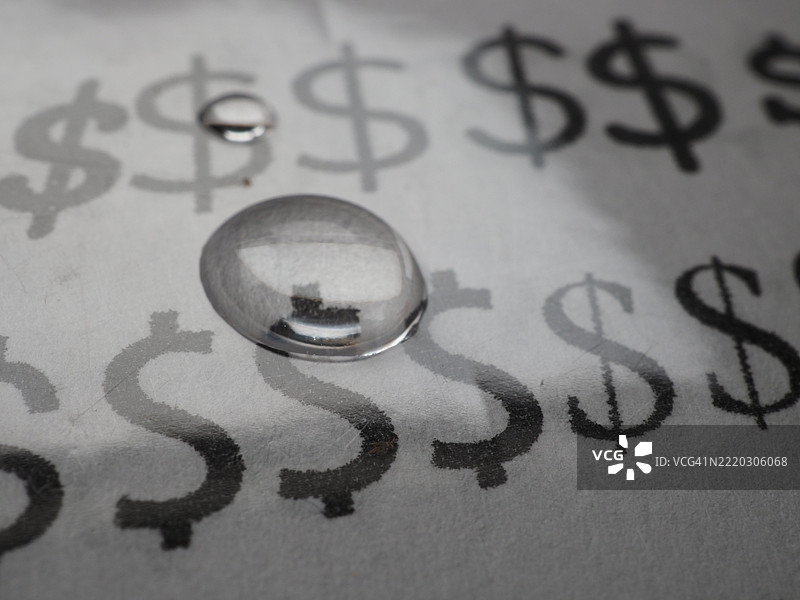 为雨天保护的资金图片素材