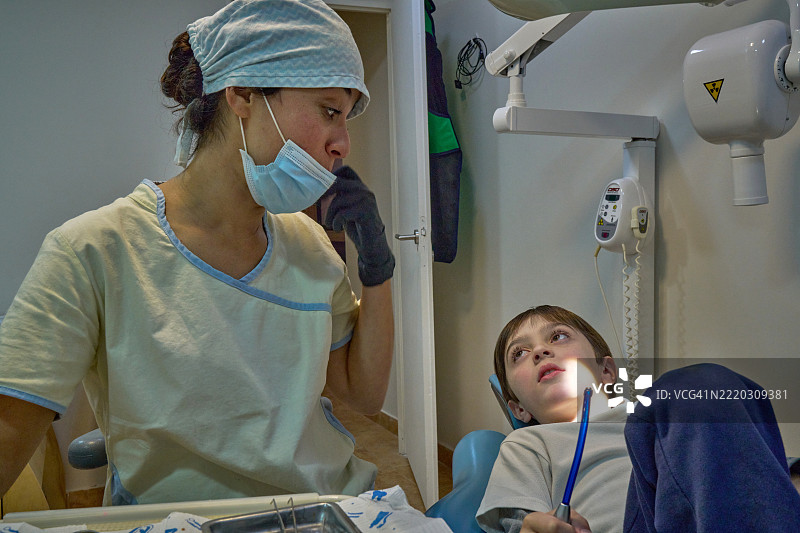 小患者专心听牙医讲解口腔护理的重要性图片素材