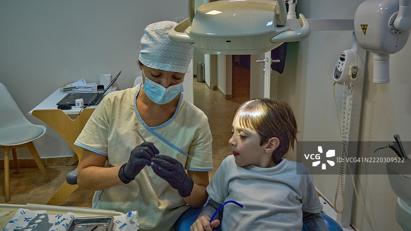 牙医以适合儿童的方式解释口腔健康概念图片素材
